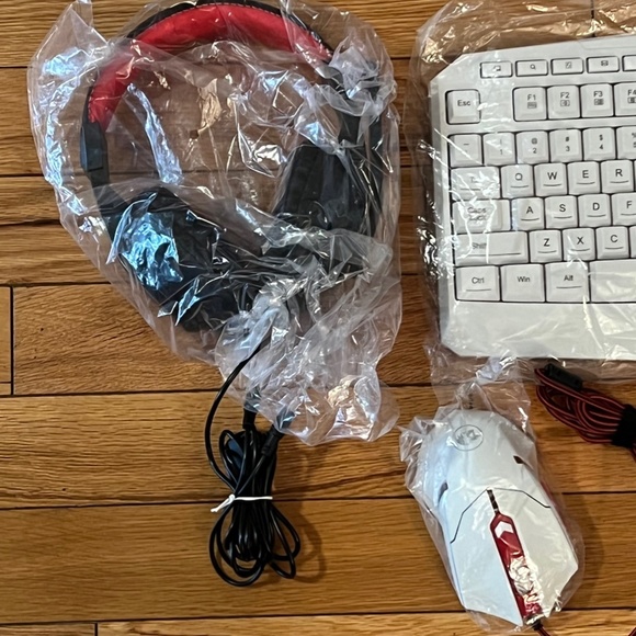 Redragon S101 Wired RGB Backlit Gaming Keyboard, Mouse, Mouse Pad, Headphone Set - Picture 10 of 14